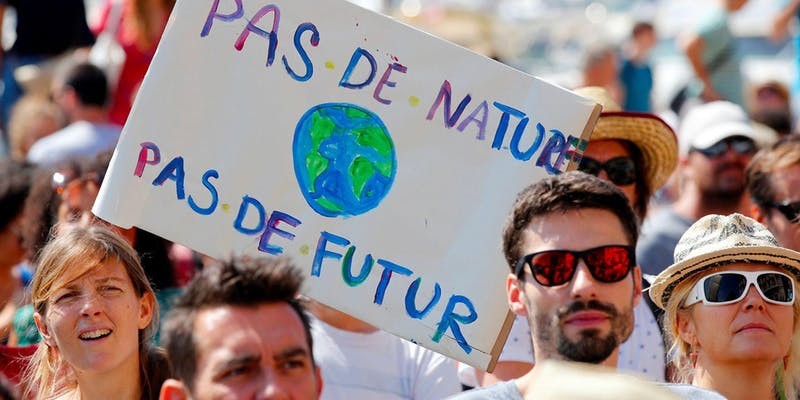 Protesters holding a sign that says Pas De Nature Pas De Futur