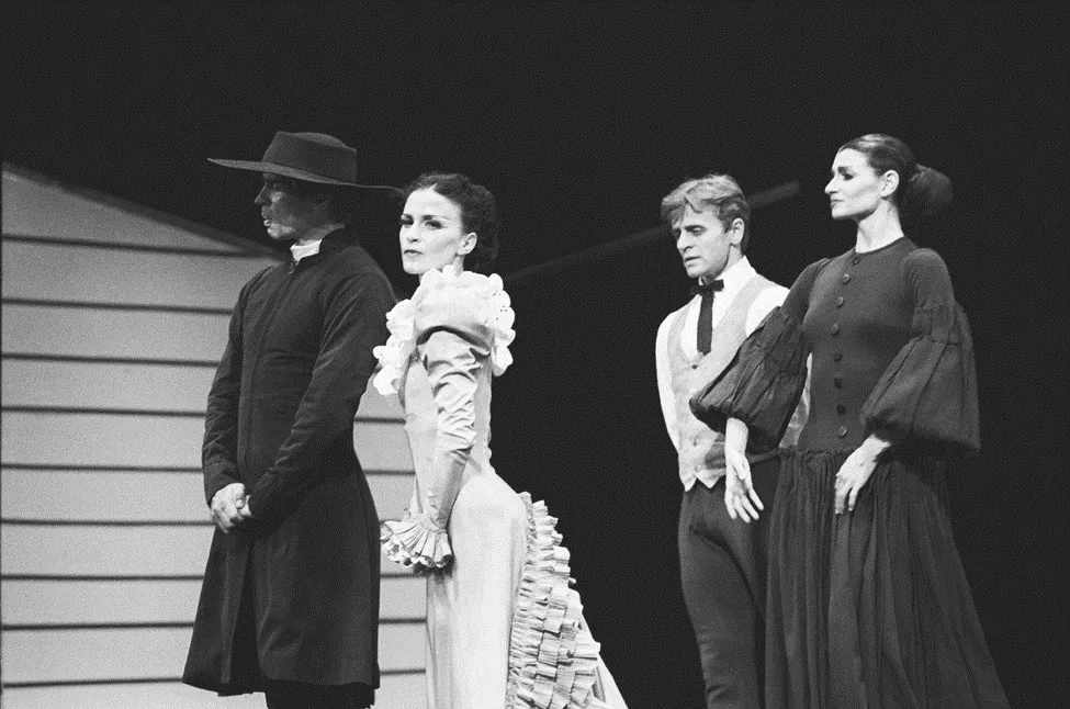 Rudolf Nureyev and Mikhail Baryshnikov in Martha Graham's Appalachian Spring, copyright: V. Phillips